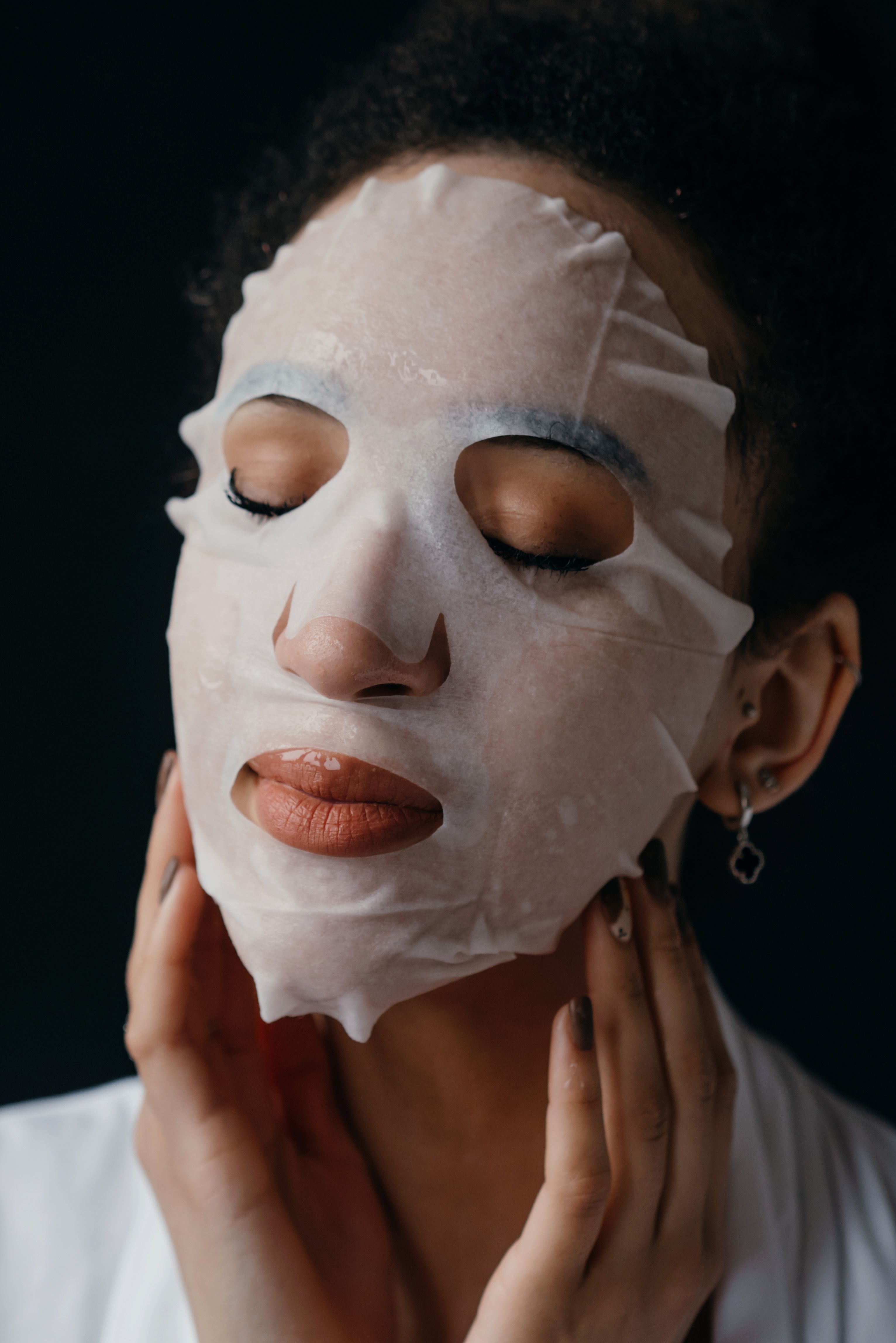 Femme portant un masque tissu bio-collagène — rituel hydratation intense LUMÆE