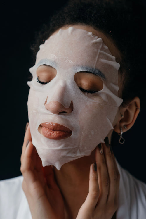 Femme portant un masque tissu bio-collagène — rituel hydratation intense LUMÆE