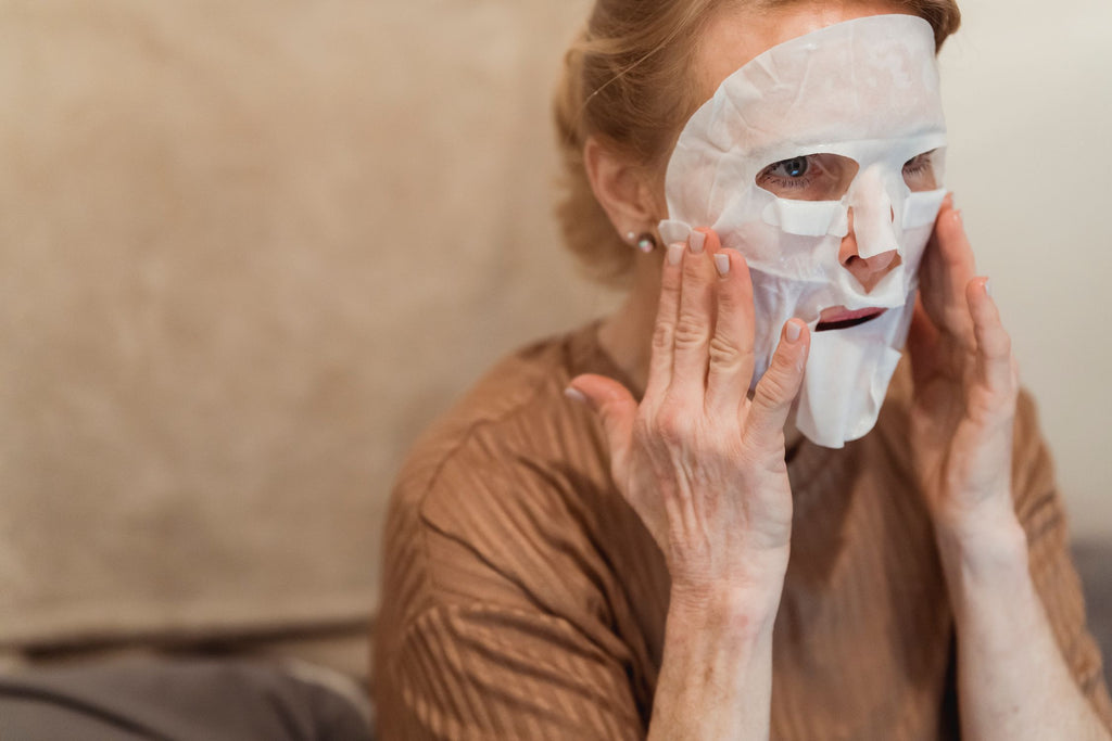 Application masque anti-âge — rituel soin quotidien