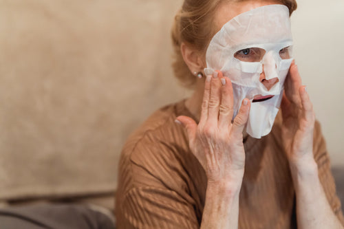 Application masque anti-âge — rituel soin quotidien