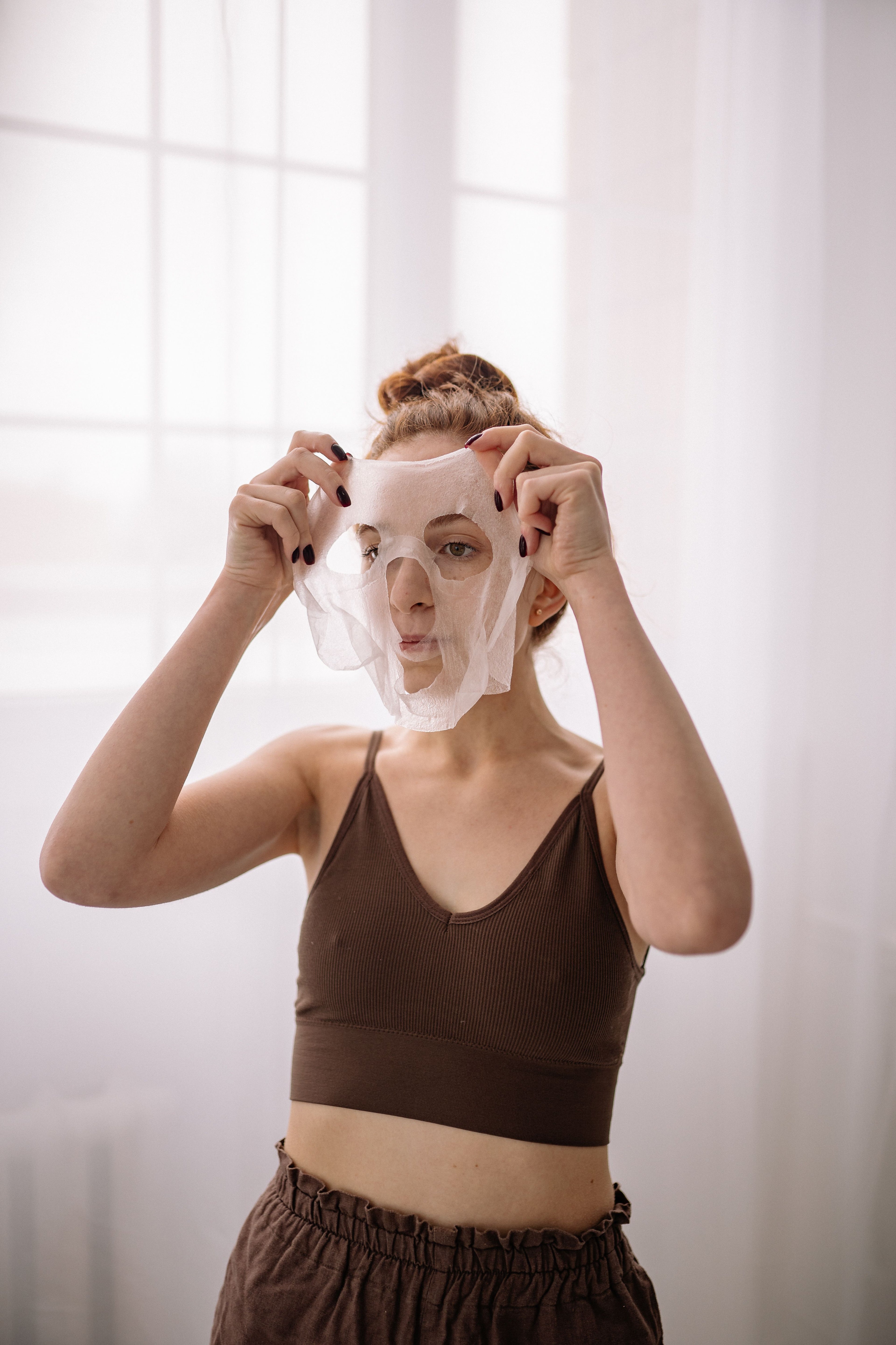 Femme appliquant son masque tissu collagène — routine beauté LUMÆE